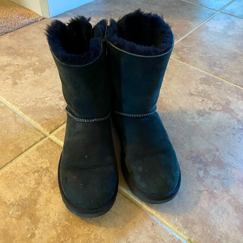 Women’s black Ugg Bailey Bow 2- basically new condition-  size 8